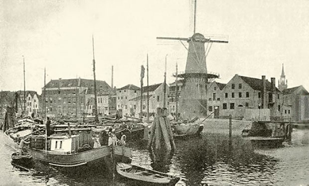 Historisch Delfshaven: VOC magazijn en molen de Waakzaamheid