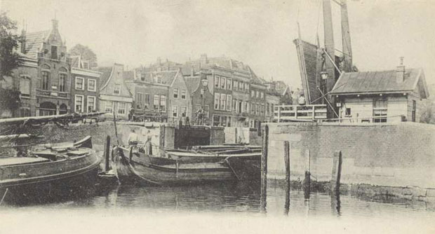 Historisch Delfshaven: Voorhaven oostkade, gezien vanaf de Mouterbrug