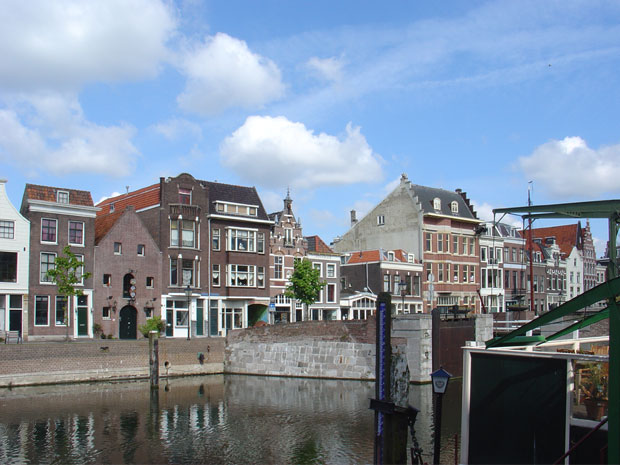Historisch Delfshaven: Voorhaven oostkade, gezien vanaf de Mouterbrug