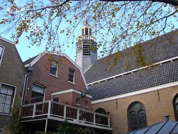 De toren van de Pelgimskerk vanuit de Kerksteek