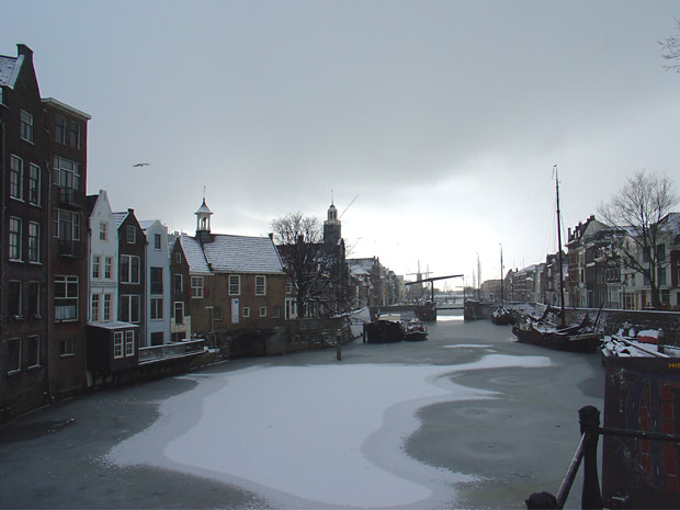 De bevroren Kolk in Historisch Delfshaven, tussen twee buien door